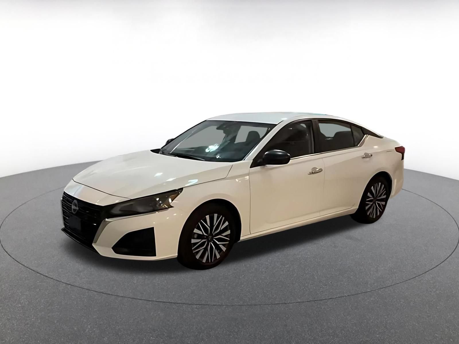 Used 2025 Nissan Altima 2.5 SV FWD image 9