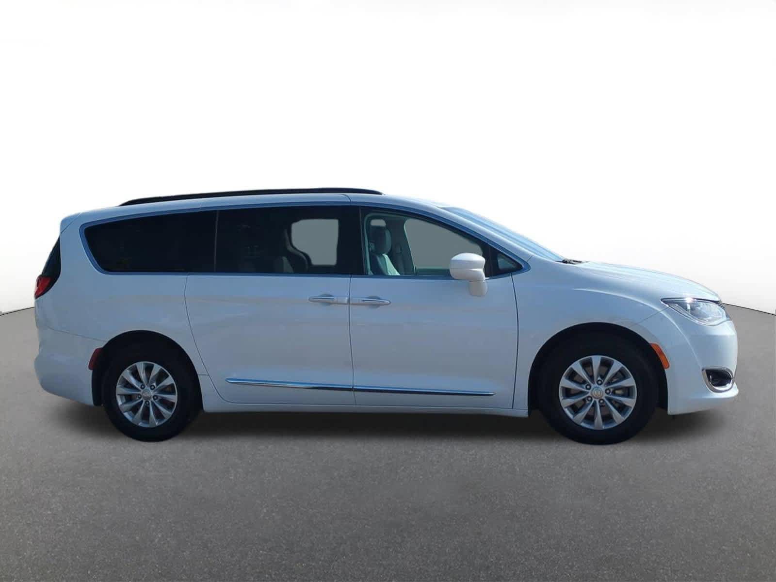 Used 2017 Chrysler Pacifica Touring-L FWD image 7