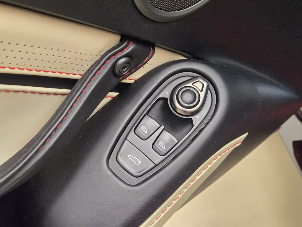 Used 2023 Aston Martin V8 Vantage Coupe RWD image 39