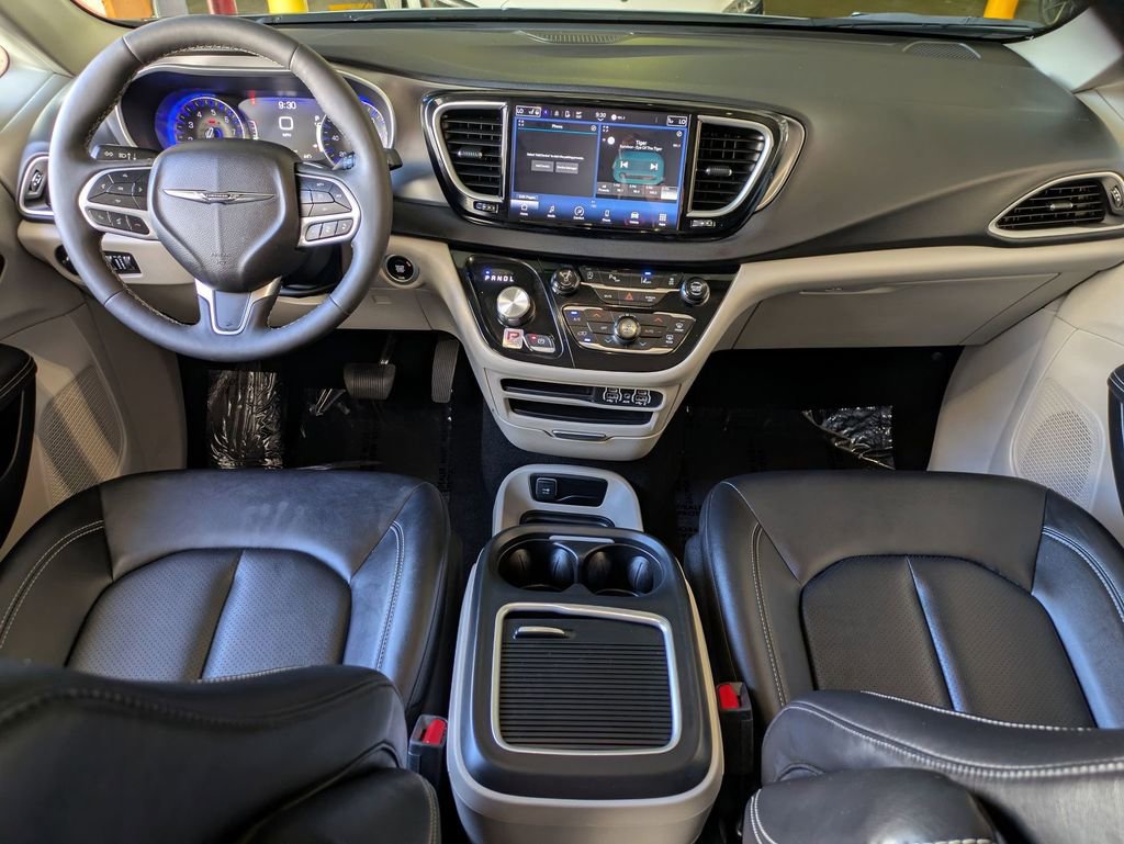 Used 2024 Chrysler Pacifica Touring-L image 25