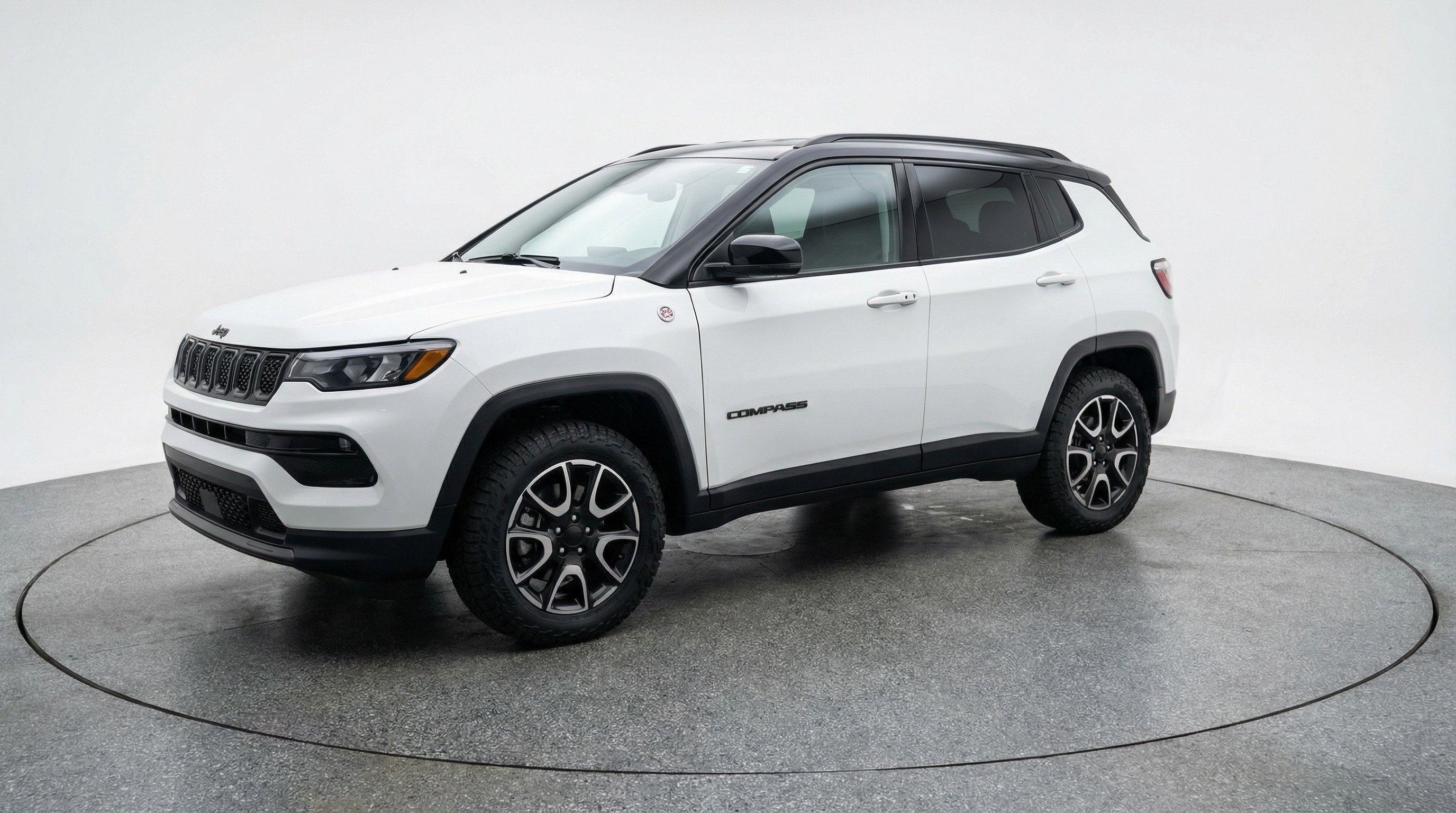 Used 2025 Jeep Compass Trailhawk AWD/4WD image 3