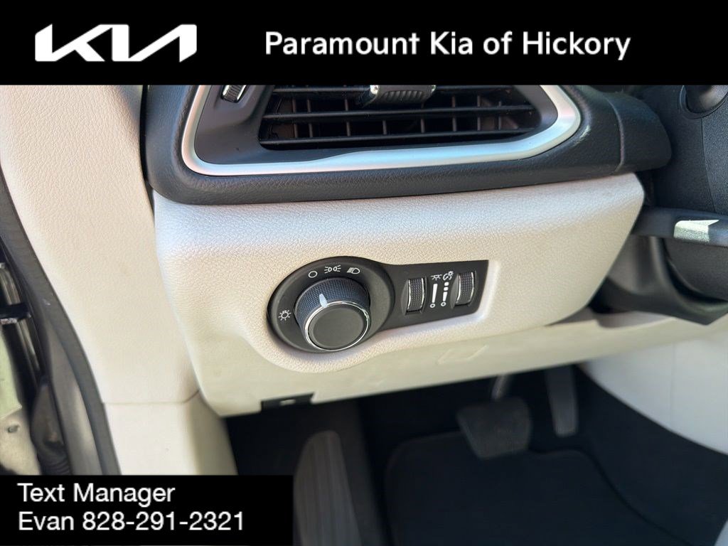 Used 2018 Chrysler Pacifica LX FWD image 16