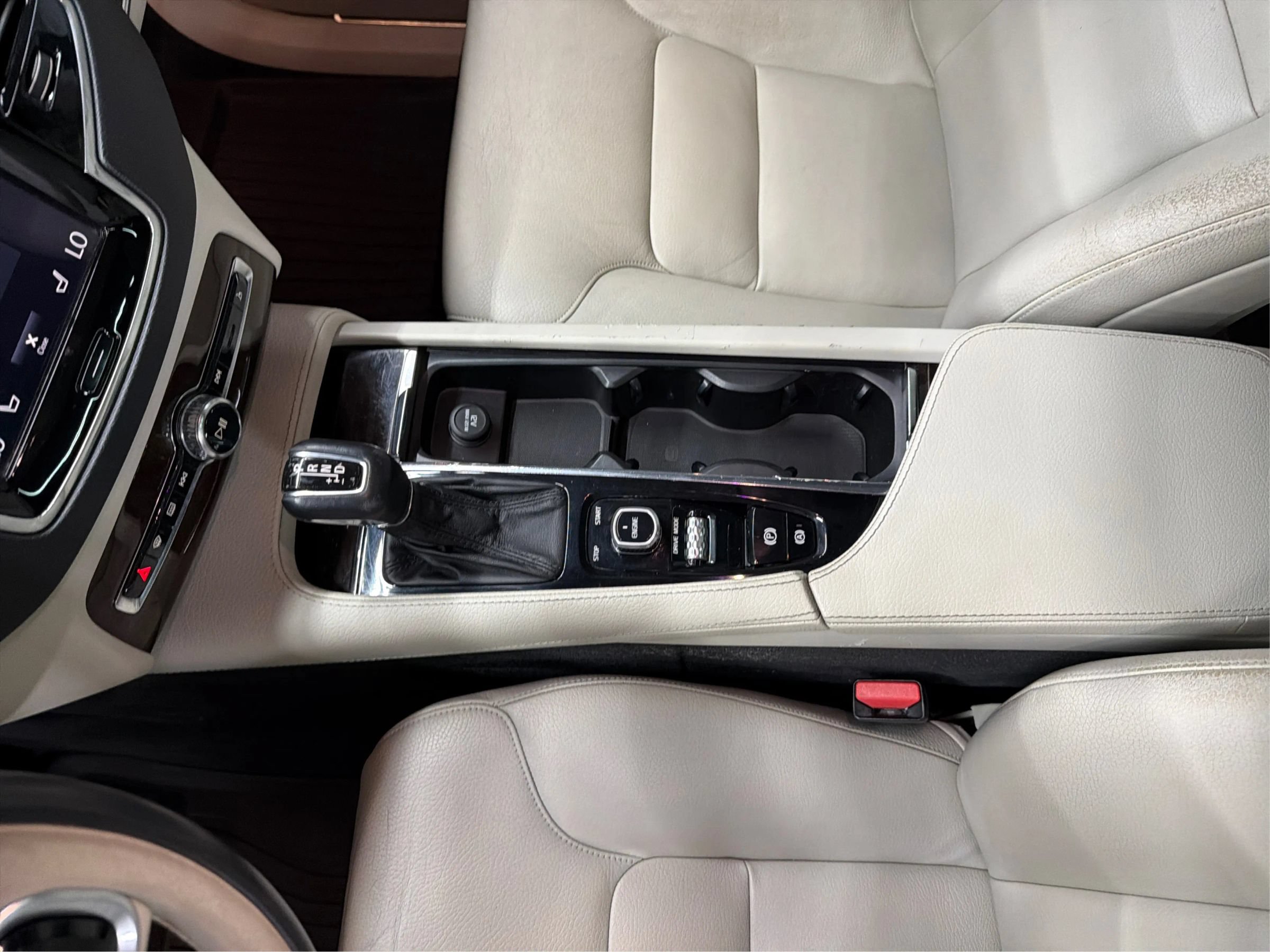 Used 2017 Volvo XC90 T6 Momentum w/ Vision Package AWD/4WD image 32