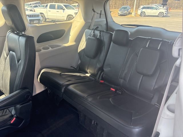 Used 2022 Chrysler Pacifica Touring-L image 13