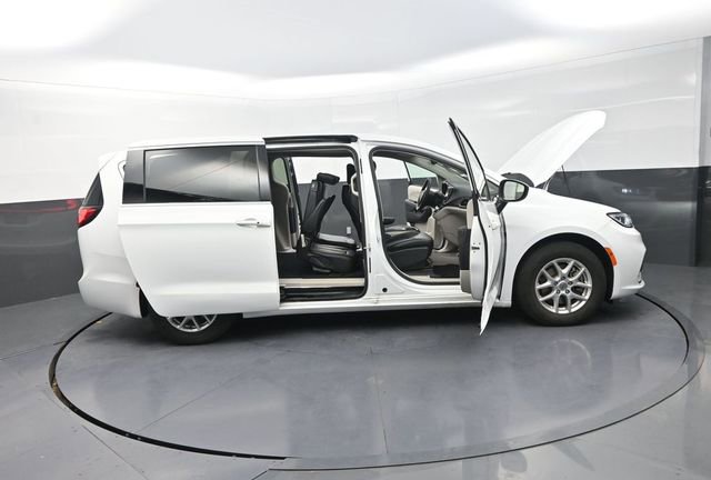 Used 2023 Chrysler Pacifica Touring-L image 40