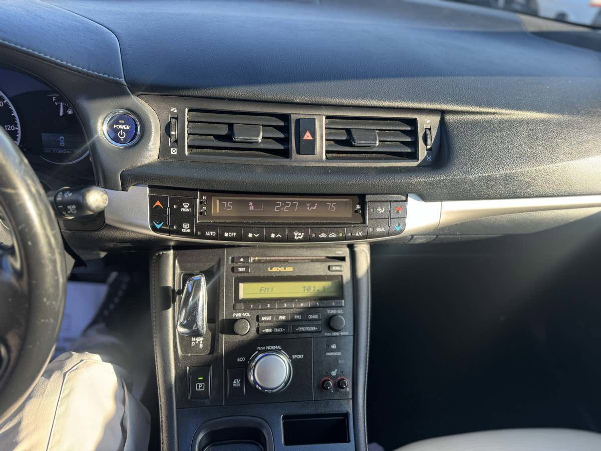 Used 2011 Lexus CT 200h image 17