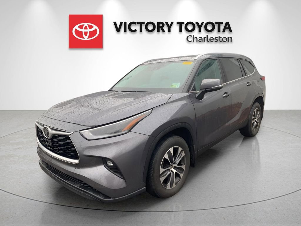 Used 2021 Toyota Highlander XLE image 2