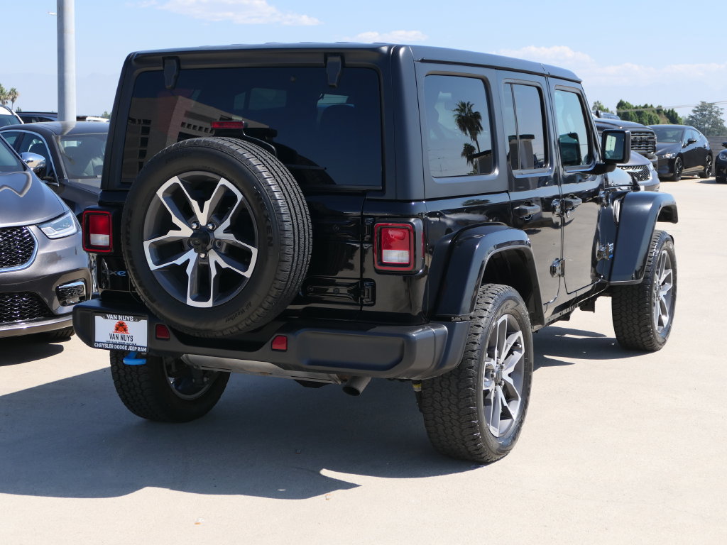 Used 2024 Jeep Wrangler Unlimited AWD/4WD image 3