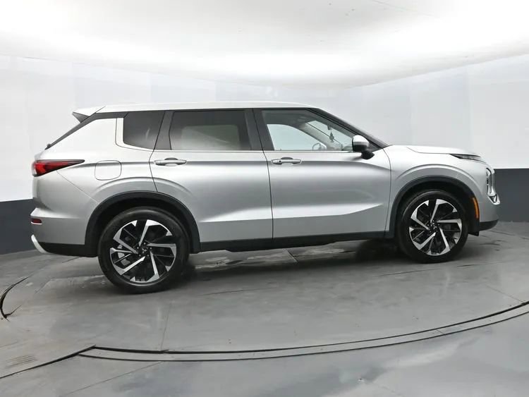 Used 2024 Mitsubishi Outlander FWD image 4