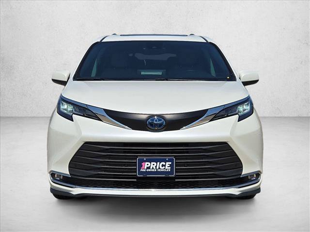 Used 2021 Toyota Sienna XLE FWD image 2