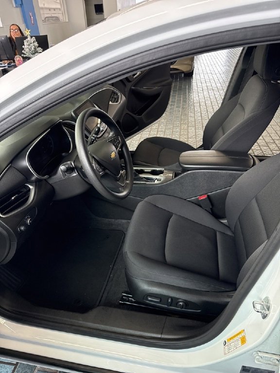 Used 2025 Chevrolet Malibu LT image 9