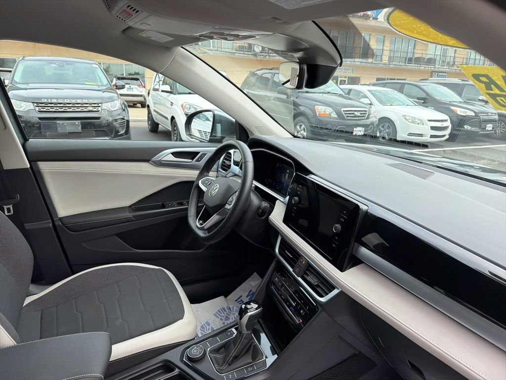 Used 2025 Volkswagen Taos SE AWD/4WD image 13