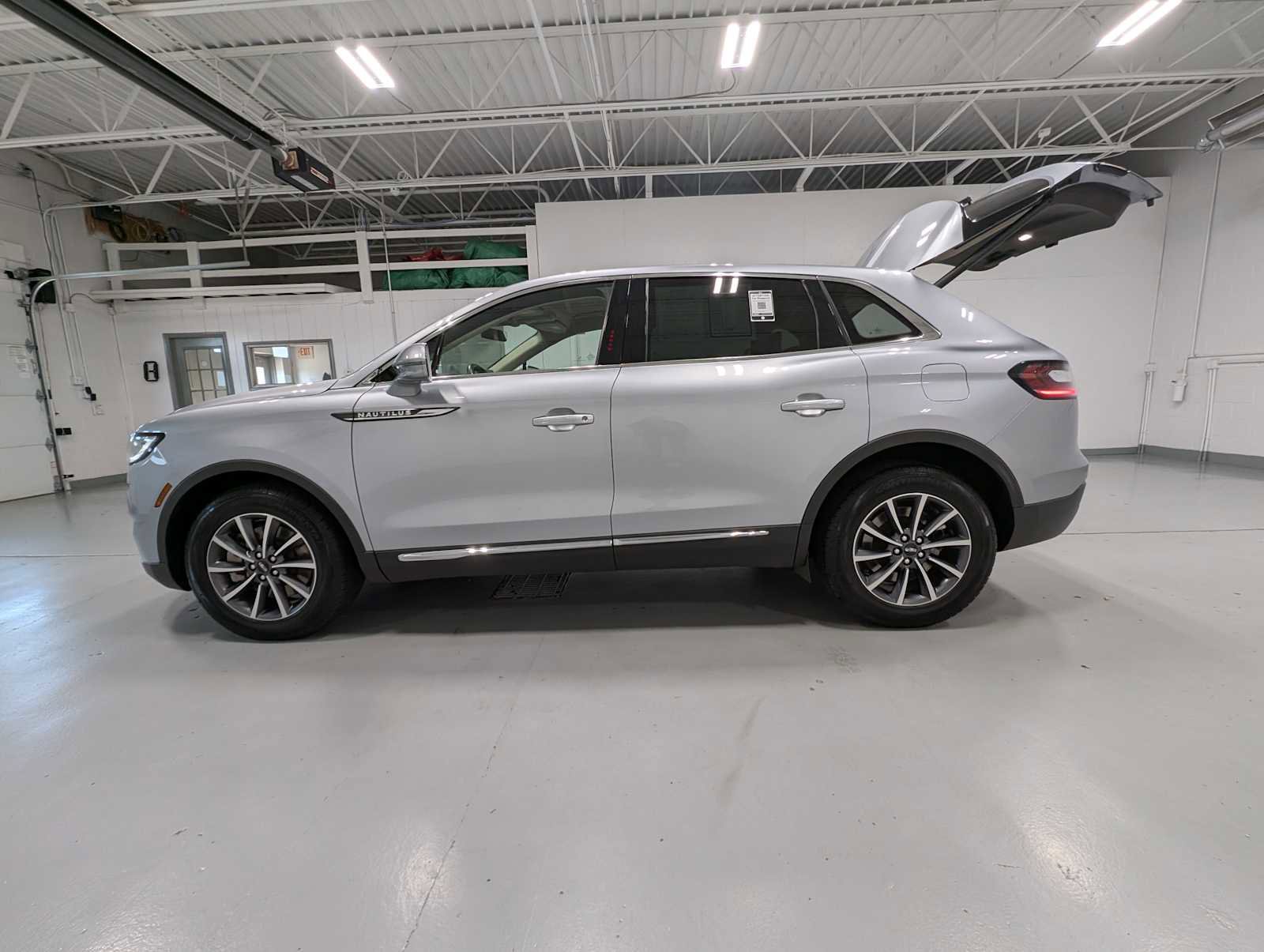 Used 2022 Lincoln Nautilus Standard image 11