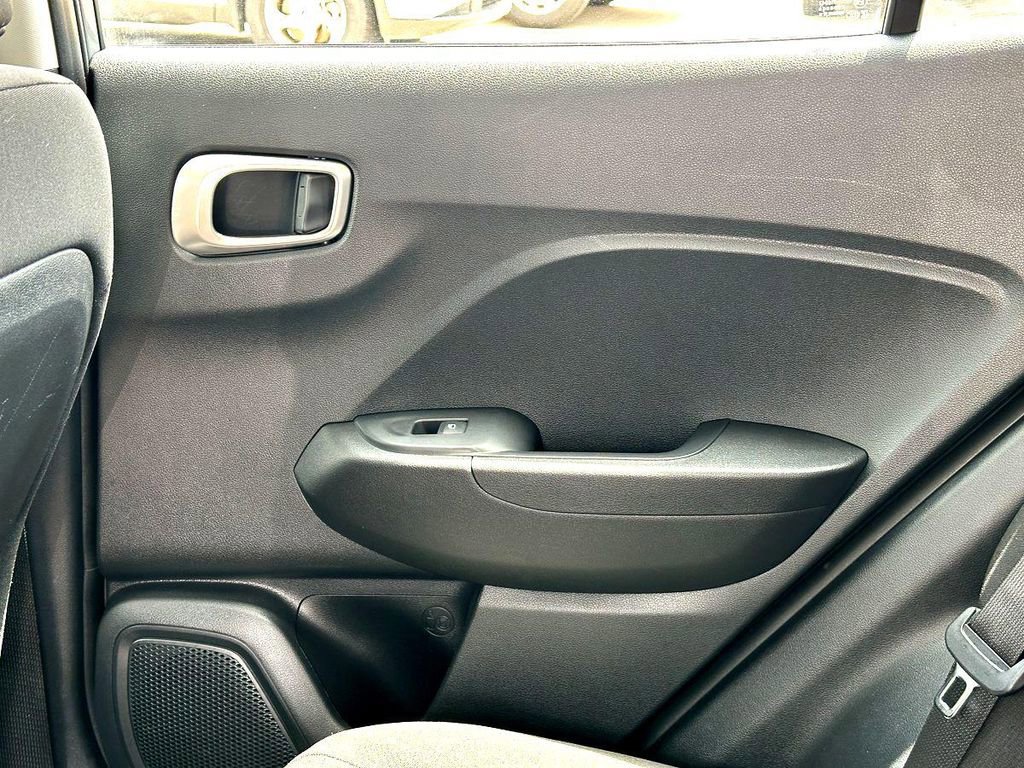 Used 2022 Hyundai Venue SEL FWD image 22