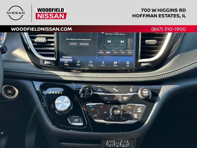 Used 2025 Chrysler Pacifica Select image 36