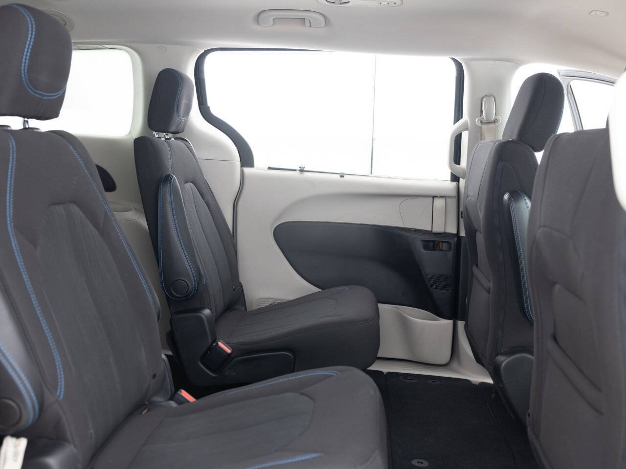 Used 2021 Chrysler Pacifica Touring FWD image 29