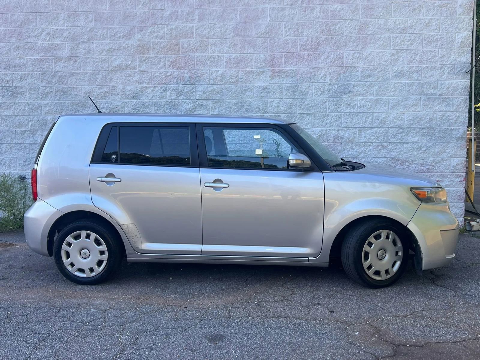 Used 2009 Scion xB FWD image 2