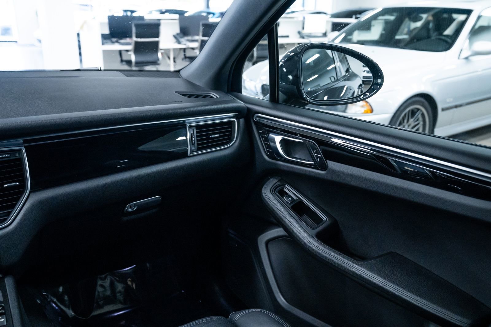 Used 2018 Porsche Macan S AWD/4WD image 11
