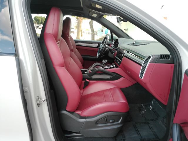 Used 2022 Porsche Cayenne S Platinum AWD/4WD image 22