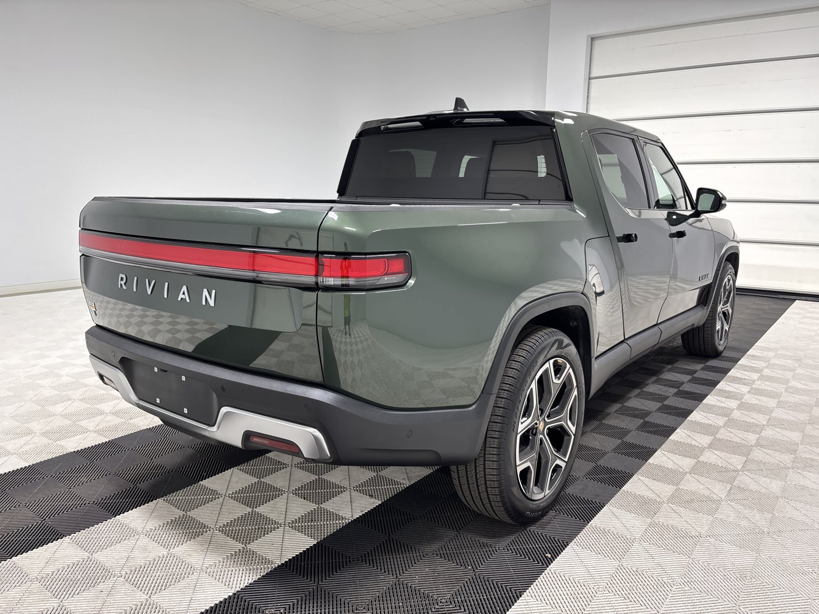 Used 2024 Rivian R1T Adventure Dual AWD/4WD image 5