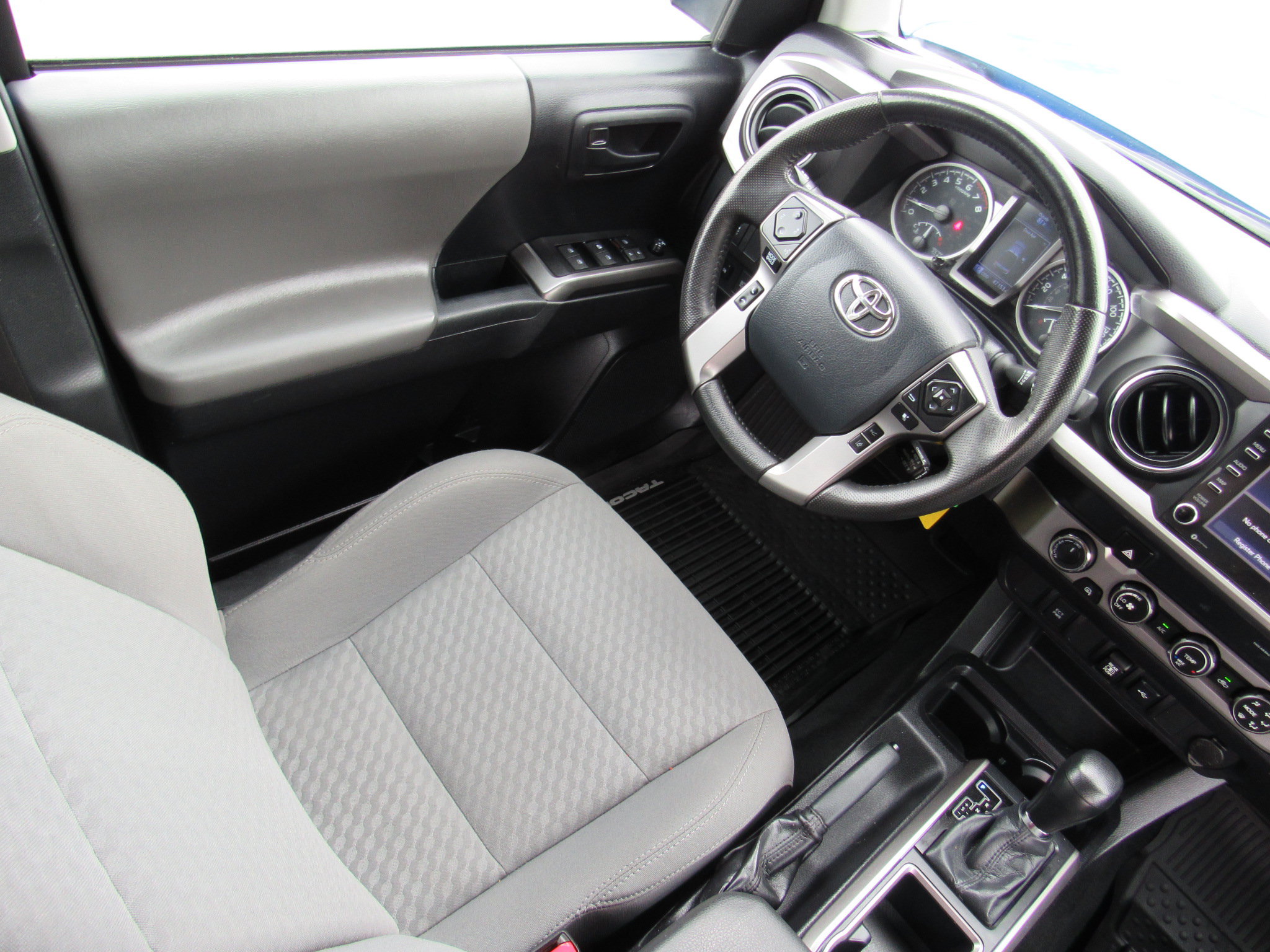 Used 2020 Toyota Tacoma SR5 w/ Blackout Package AWD/4WD image 33