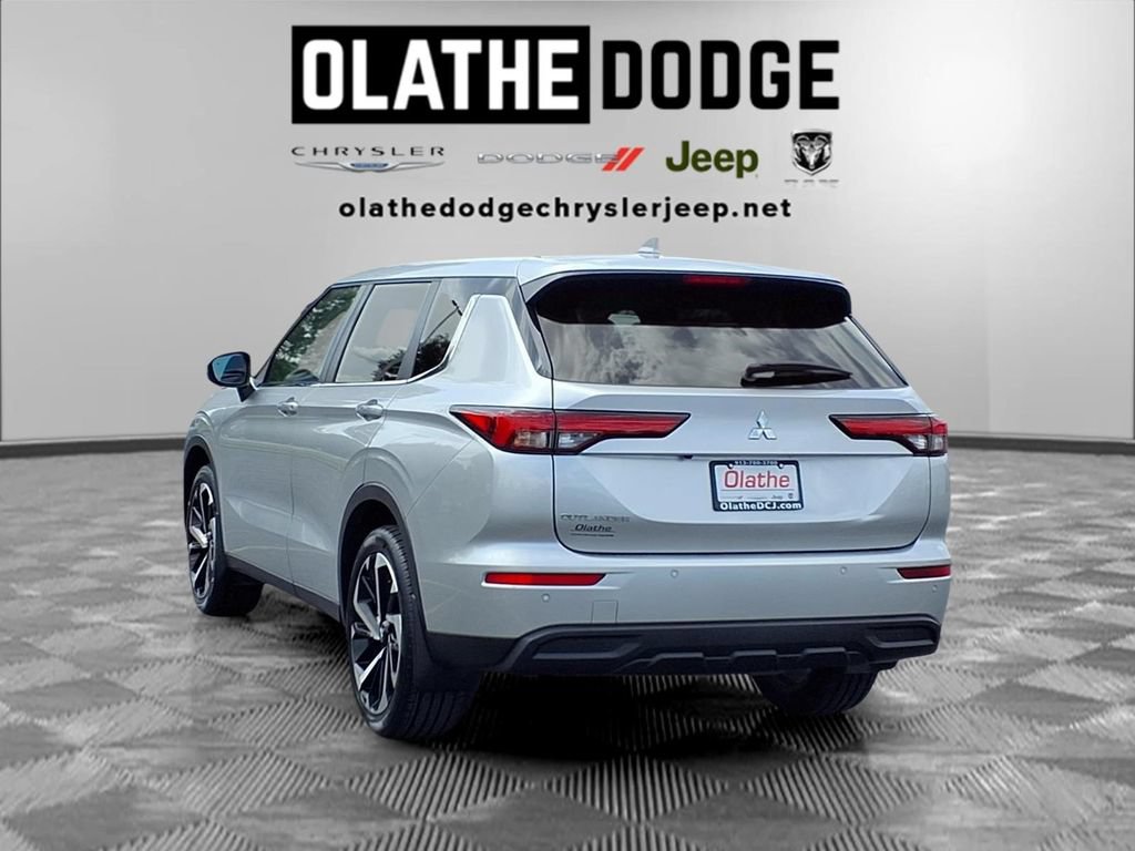 Used 2022 Mitsubishi Outlander ES FWD image 3