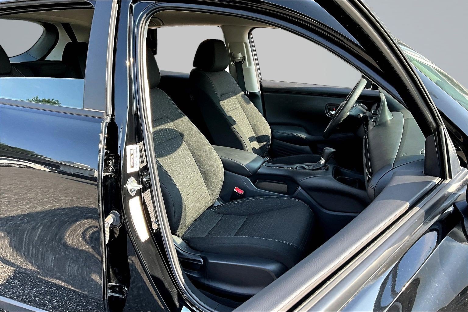 Used 2025 Honda HR-V LX image 27