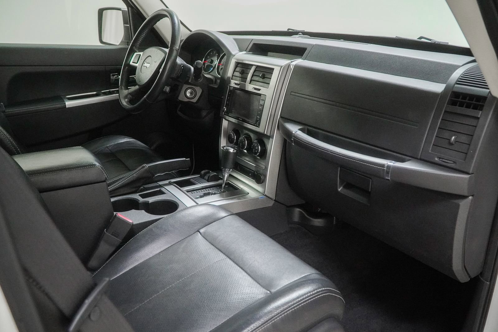 Used 2010 Jeep Liberty Limited w/ Tire & Wheel Group AWD/4WD image 33