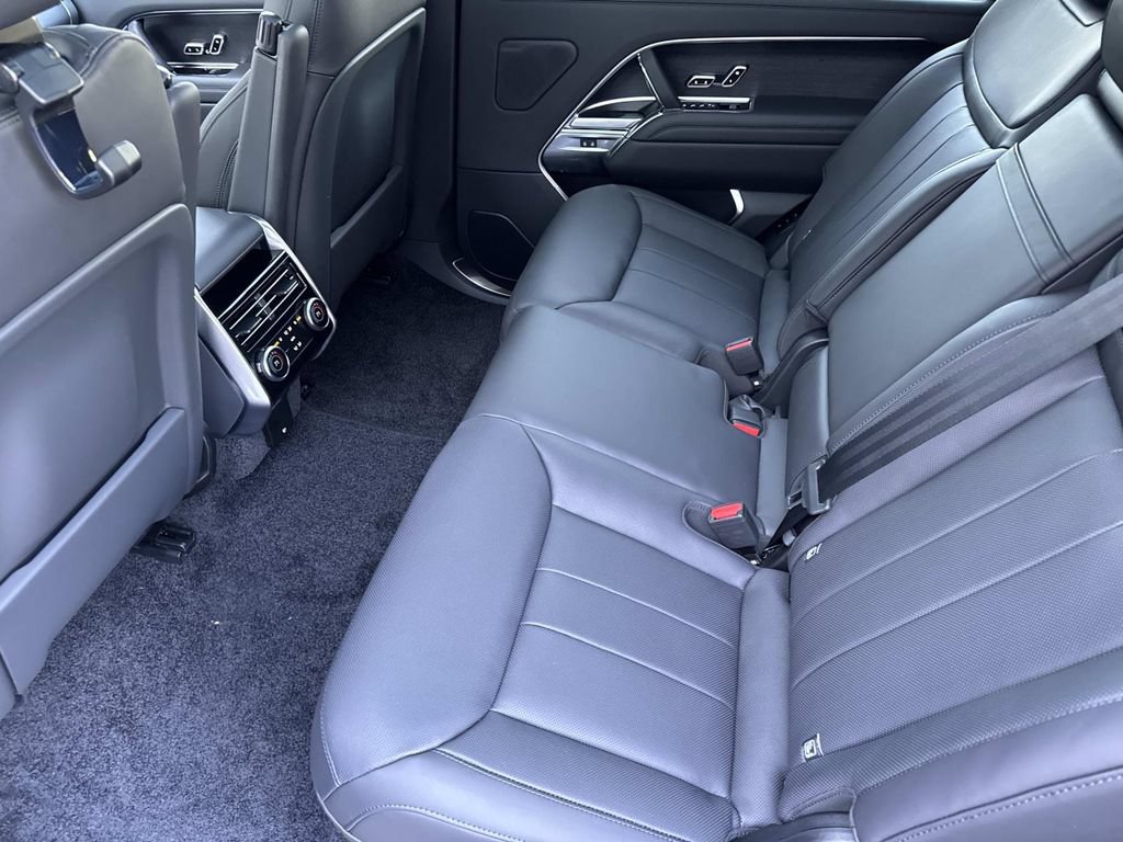 New 2026 Land Rover Range Rover Long Wheelbase SE AWD/4WD image 16