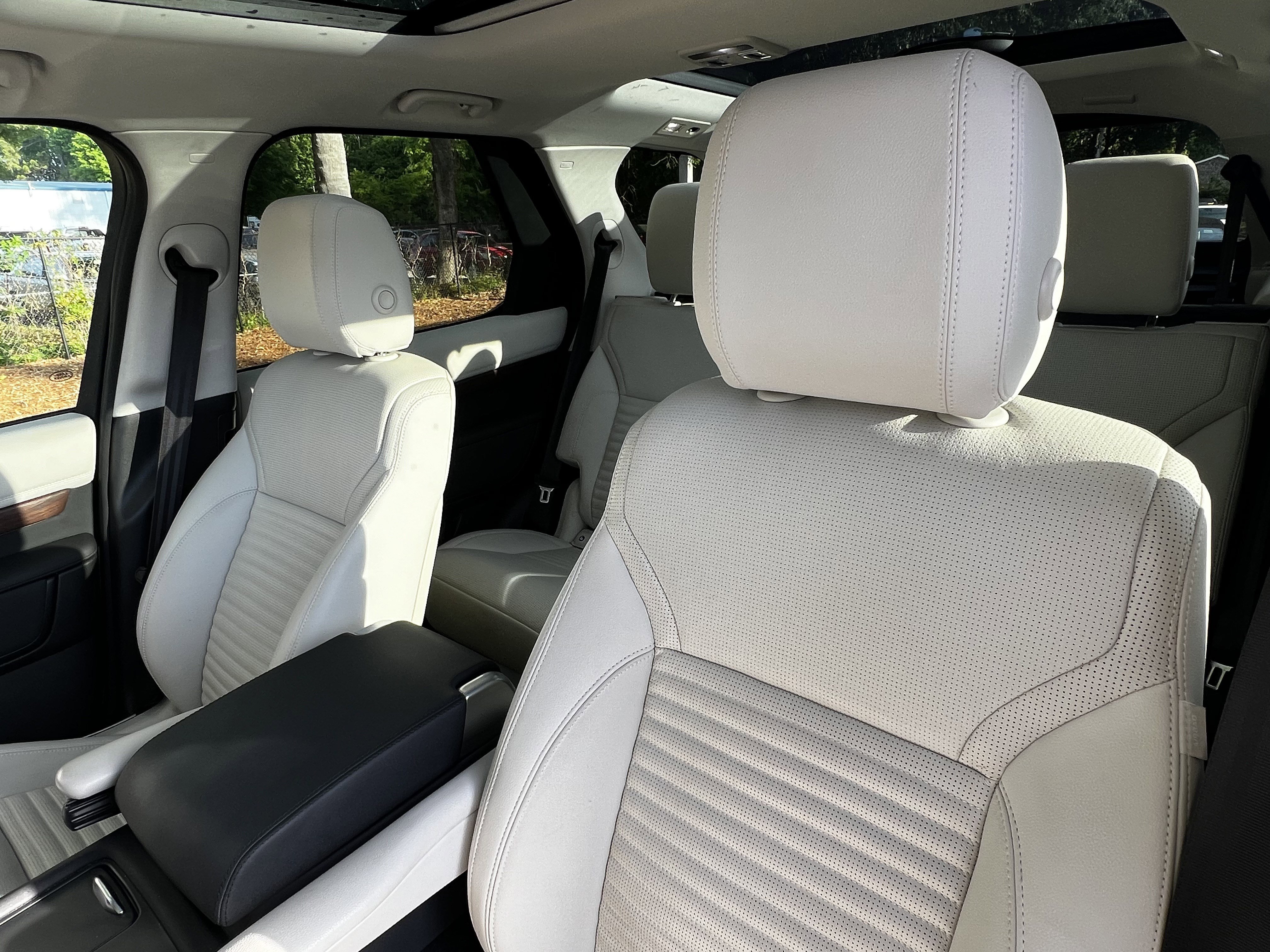 Used 2023 Land Rover Discovery S image 18