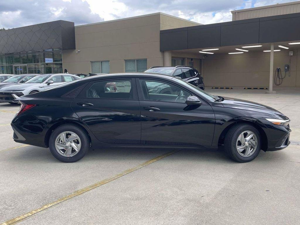 New 2026 Hyundai Elantra SE FWD image 24