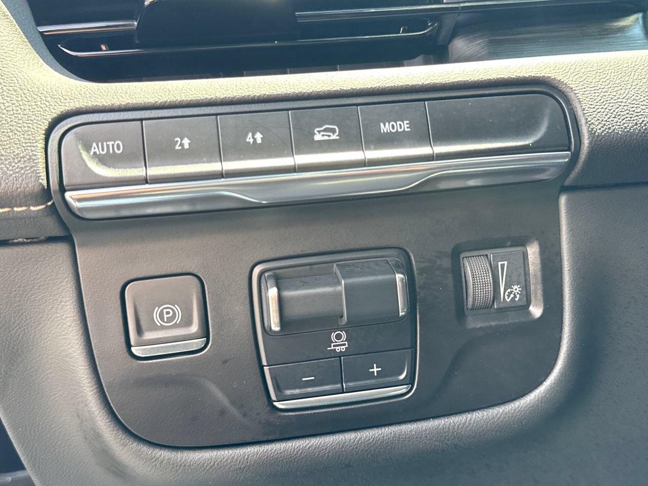 Used 2024 Cadillac Escalade Sport AWD/4WD image 18