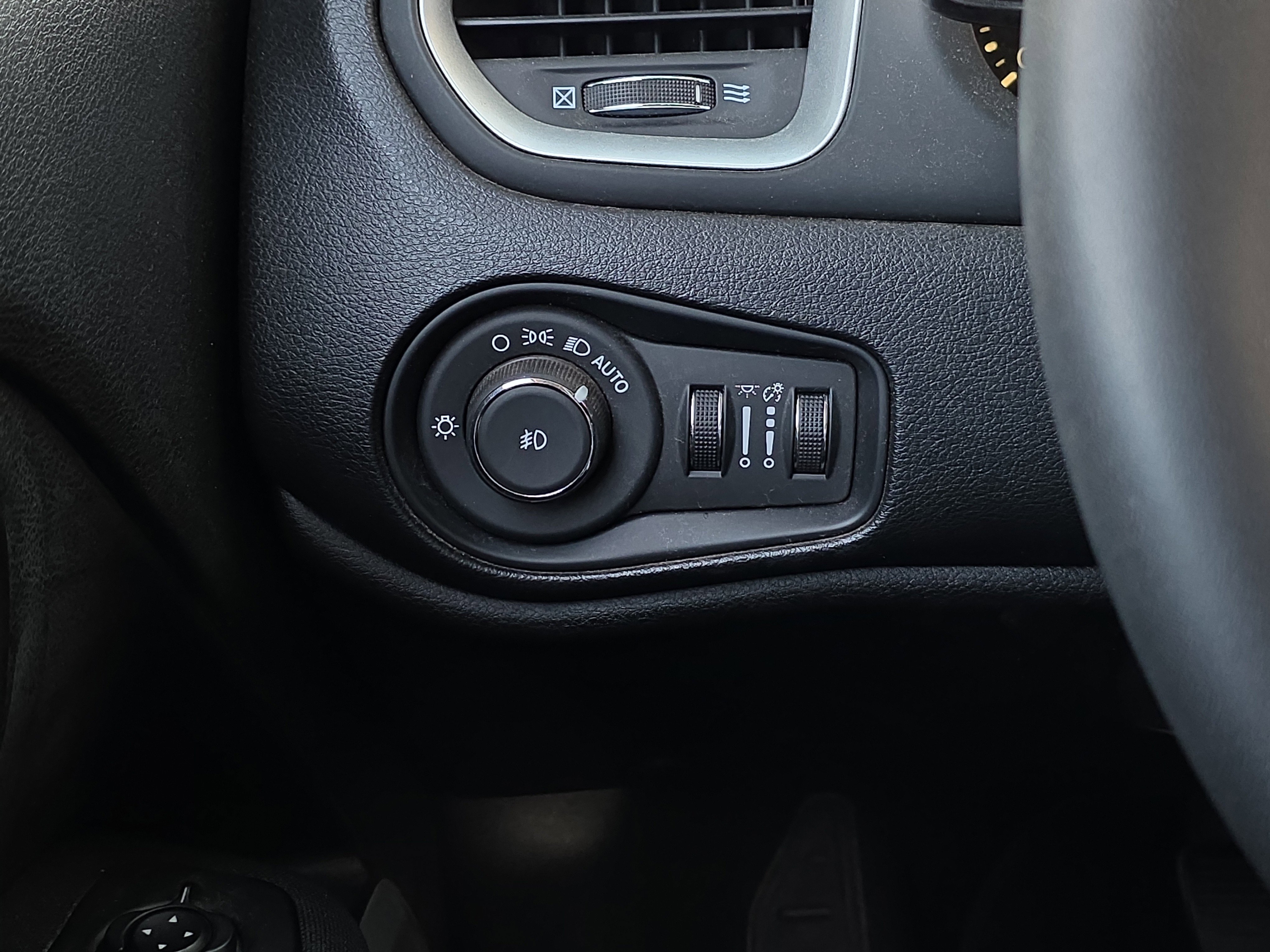 Used 2019 Jeep Renegade Latitude image 24