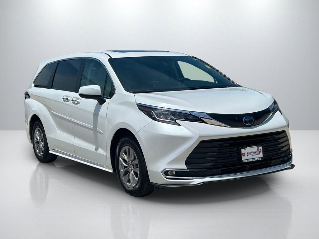 Used 2023 Toyota Sienna XLE FWD image 3