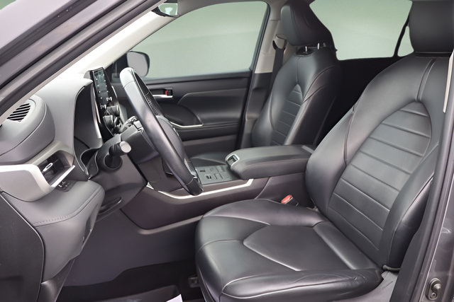 Used 2021 Toyota Highlander XLE AWD/4WD image 28