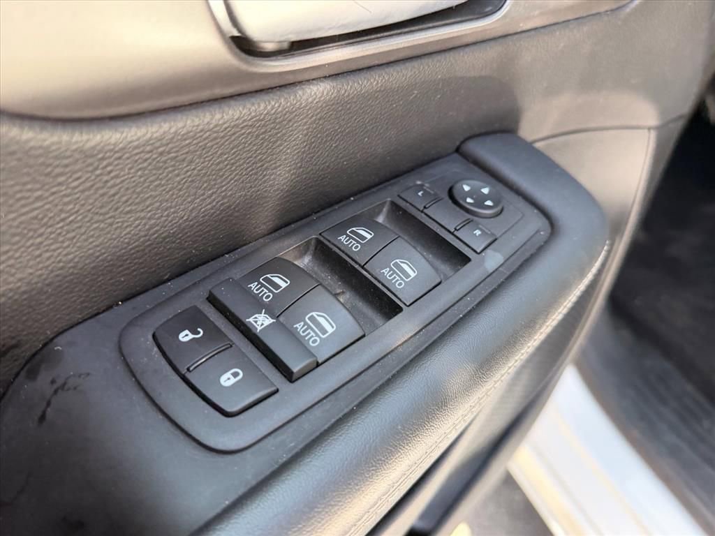 Used 2025 Chrysler Pacifica Select image 19