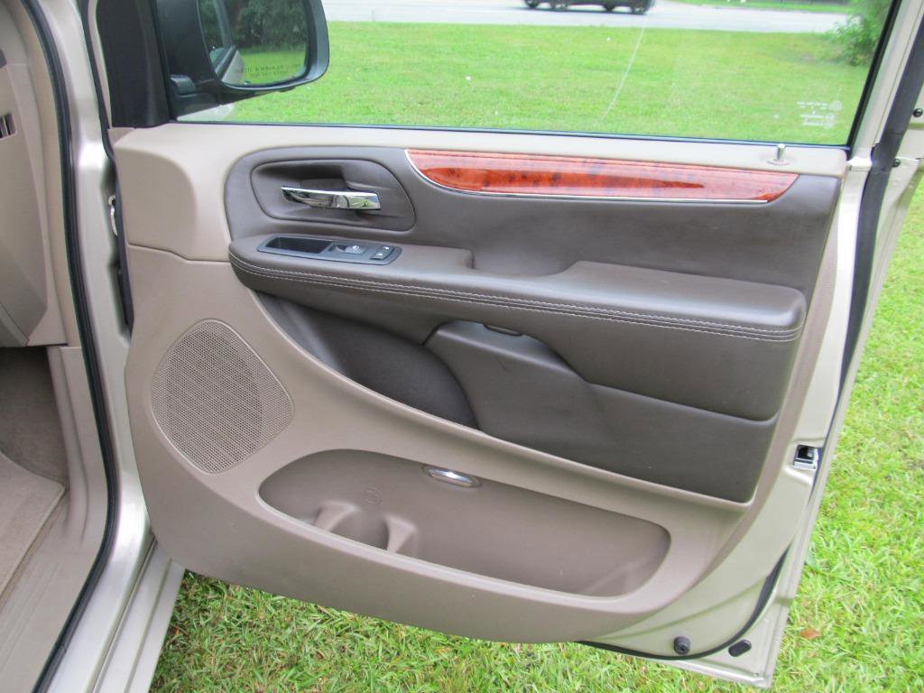 Used 2016 Chrysler Town & Country Touring-L image 42