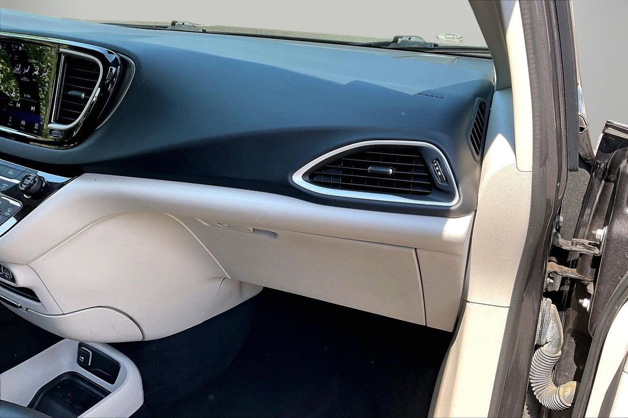 Certified 2023 Chrysler Pacifica Touring-L FWD image 20