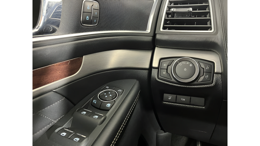 Used 2018 Ford Explorer Platinum AWD/4WD image 23