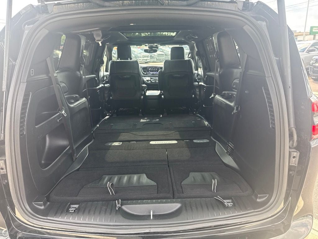 Used 2025 Chrysler Pacifica Limited FWD image 21