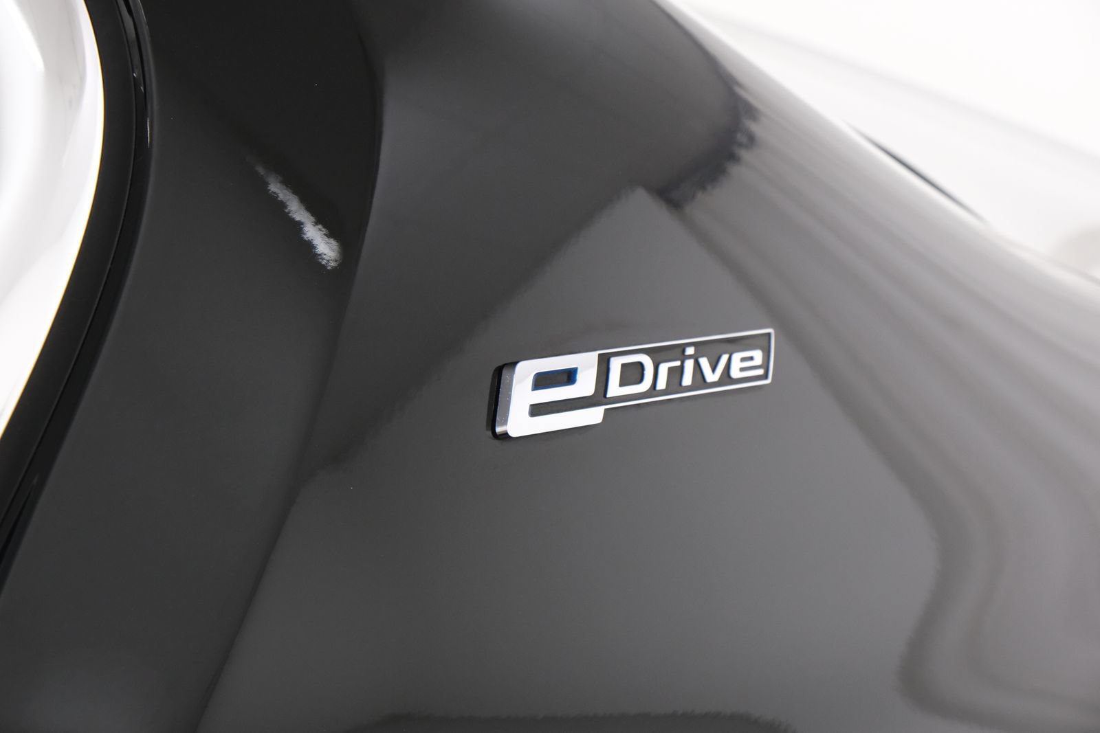Used 2019 BMW 530e xDrive w/ Premium Package AWD/4WD image 3