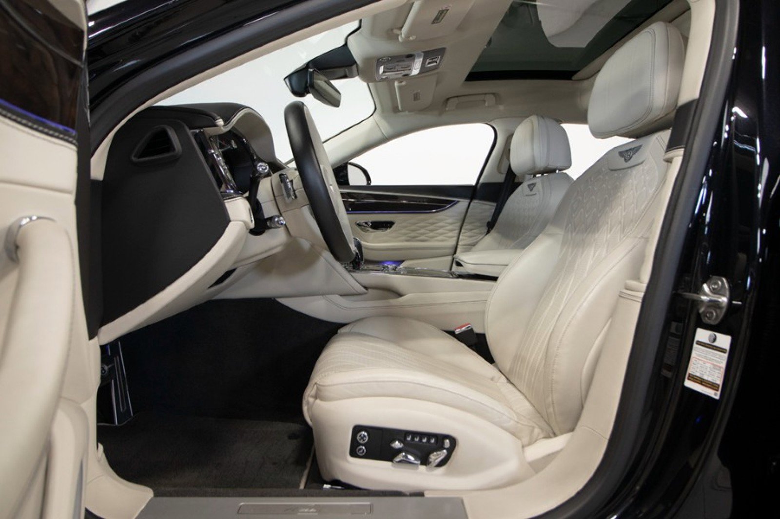 Used 2023 Bentley Flying Spur Azure image 21