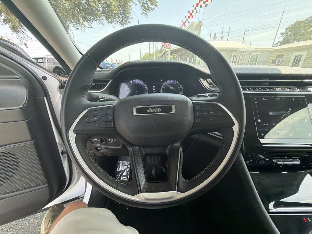 Used 2023 Jeep Grand Cherokee Laredo RWD image 15