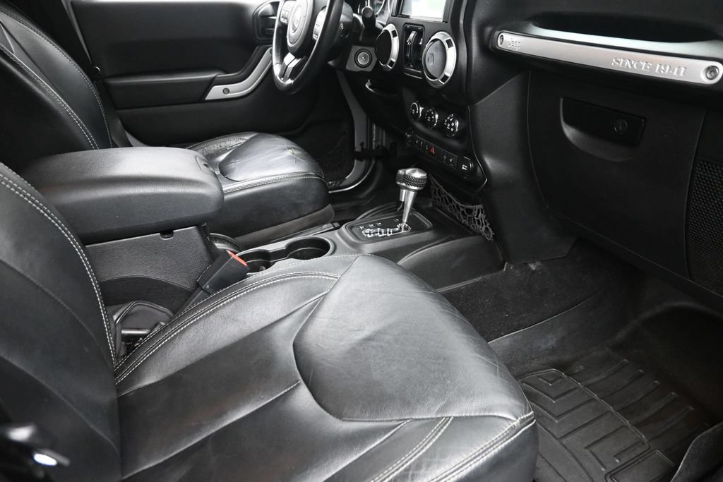 Used 2014 Jeep Wrangler Unlimited Sahara w/ Connectivity Group AWD/4WD image 9