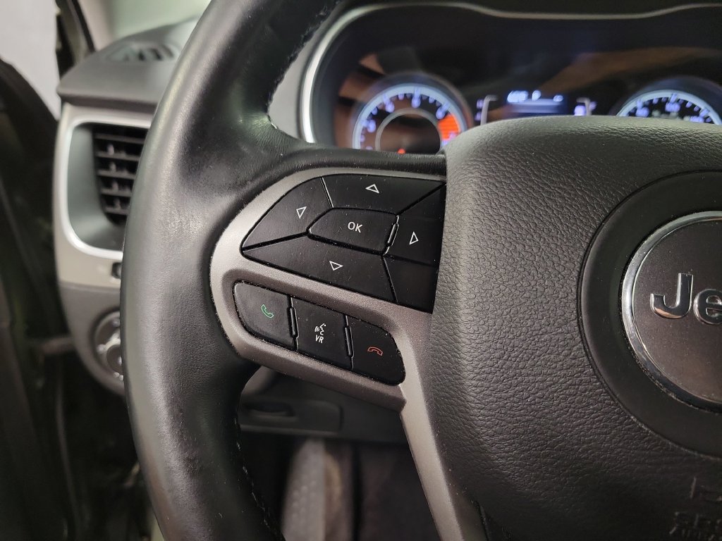 Used 2019 Jeep Cherokee Latitude Plus w/ Cold Weather Group AWD/4WD image 25