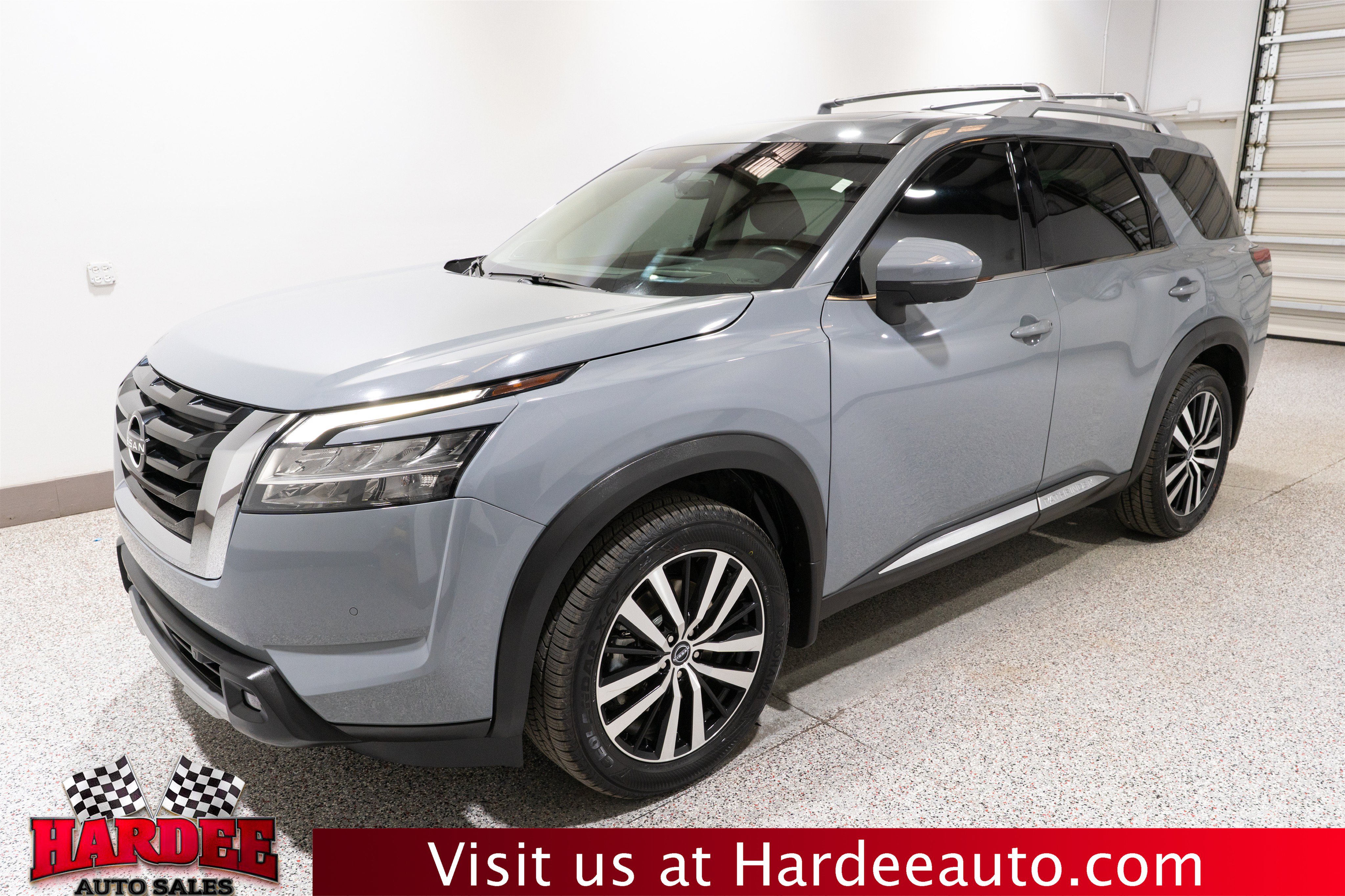 Used 2023 Nissan Pathfinder Platinum FWD image 2