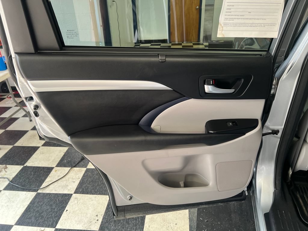 Used 2018 Toyota Highlander XLE AWD/4WD image 37