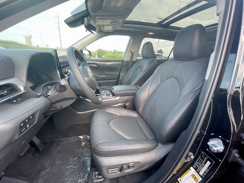 Used 2025 Toyota Highlander Platinum image 2