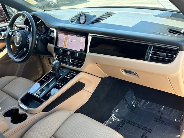 Used 2025 Porsche Macan AWD/4WD image 18