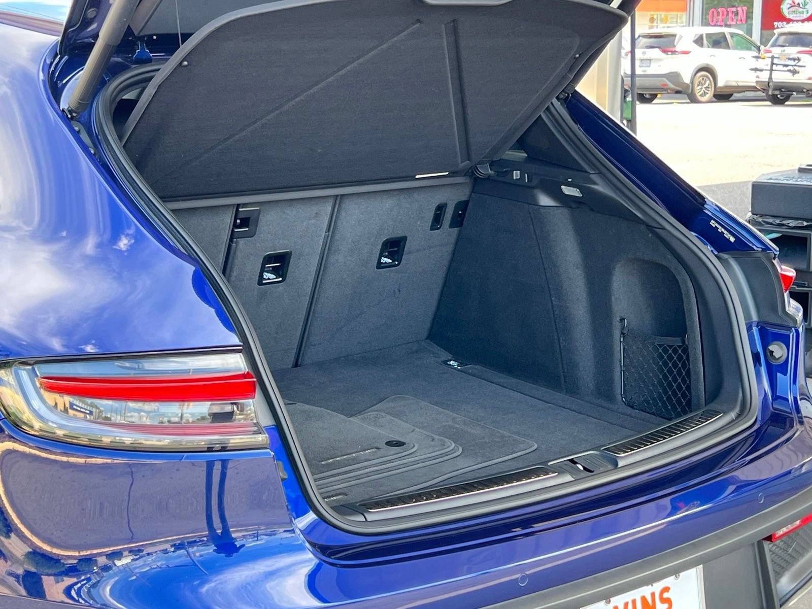 Used 2022 Porsche Macan AWD/4WD image 32